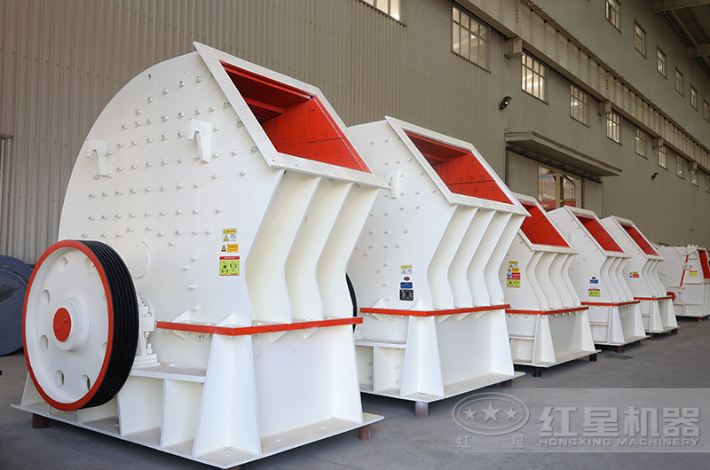 PCZ重錘式破碎機(jī)進(jìn)料口大，石料可一次破碎成型