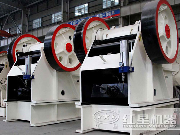 大型石頭顎破碎機市價多錢？（內(nèi)附高清顎破作業(yè)視頻）